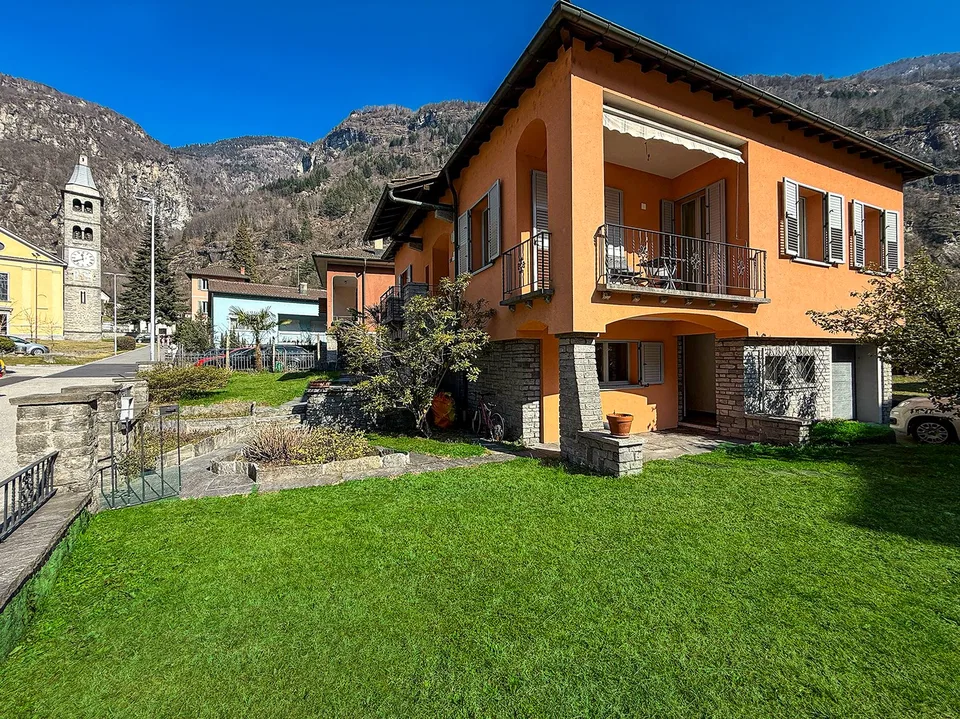 Casa unifamiliare con grande giardino