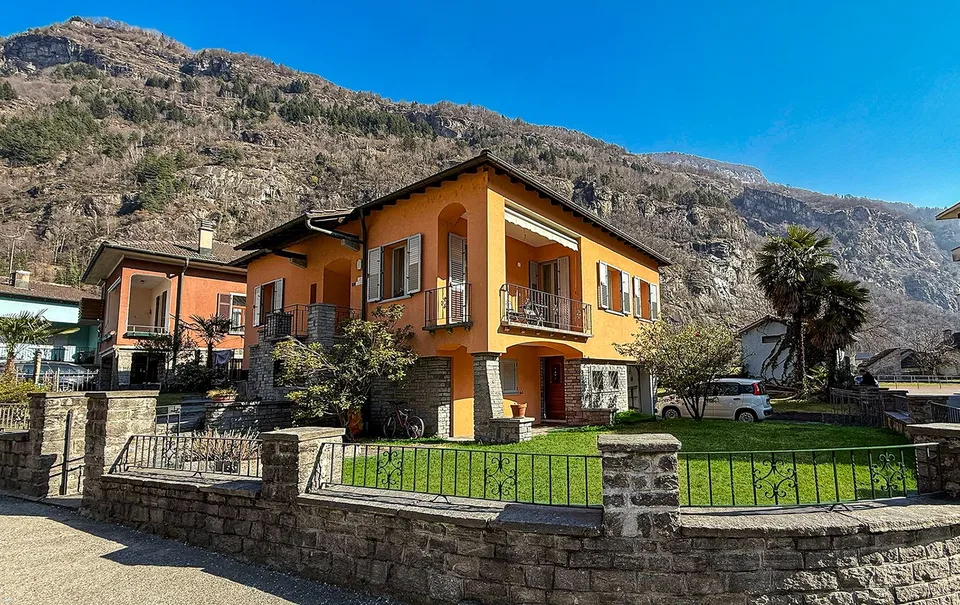Casa unifamiliare con grande giardino