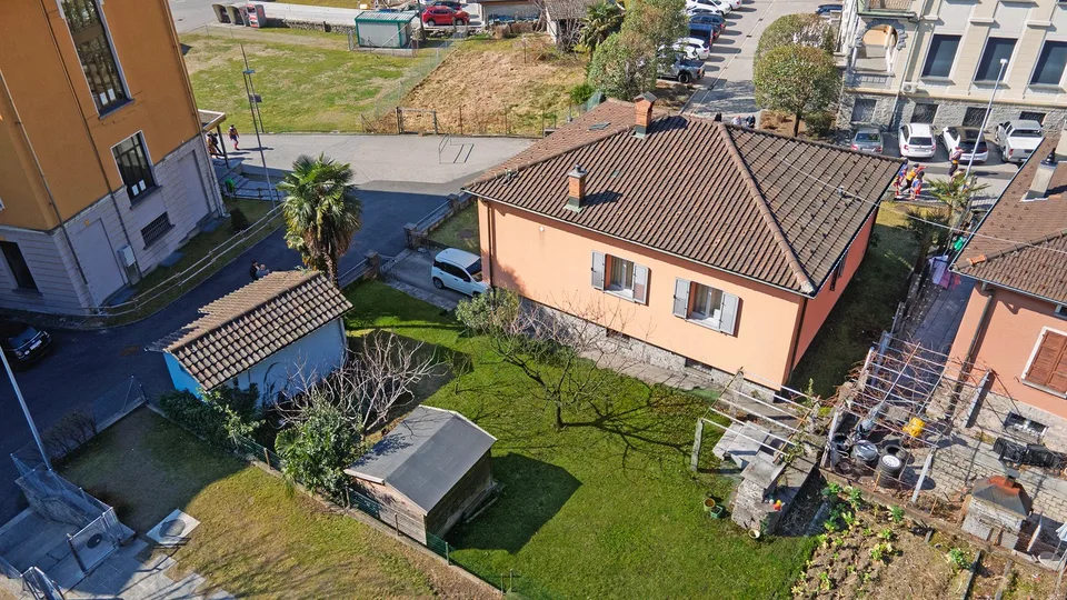 Casa unifamiliare con grande giardino