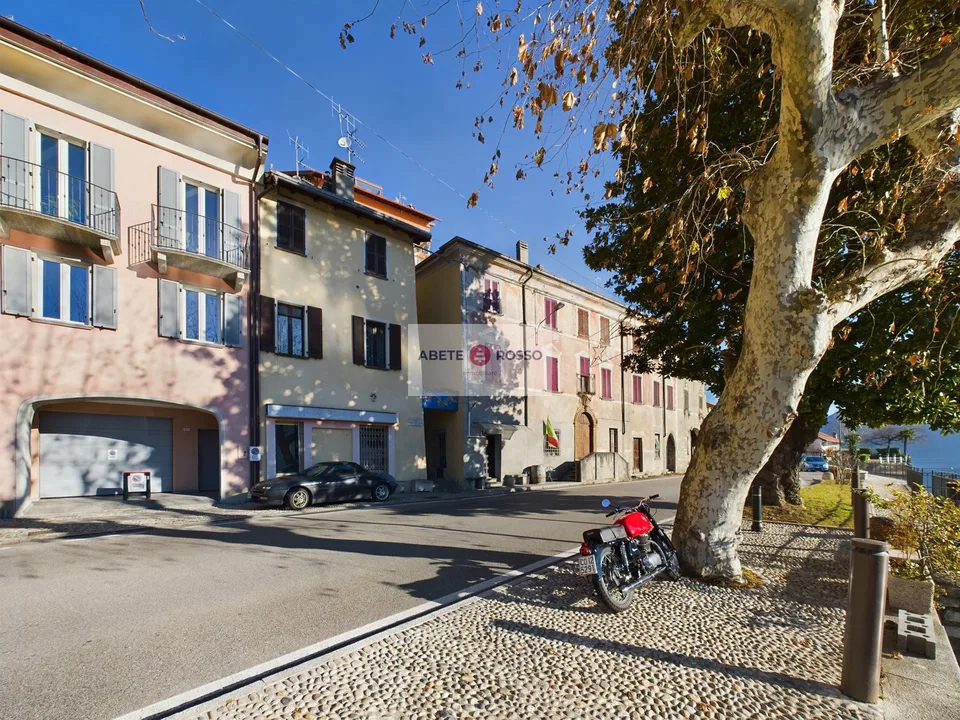 Weite Räume, Helligkeit, Seeblick und die Magie eines kleinen italienischen Dorfes.
