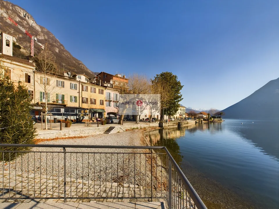 Weite Räume, Helligkeit, Seeblick und die Magie eines kleinen italienischen Dorfes.