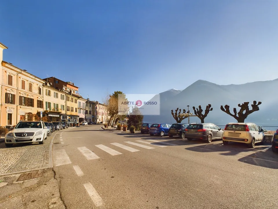 Weite Räume, Helligkeit, Seeblick und die Magie eines kleinen italienischen Dorfes.