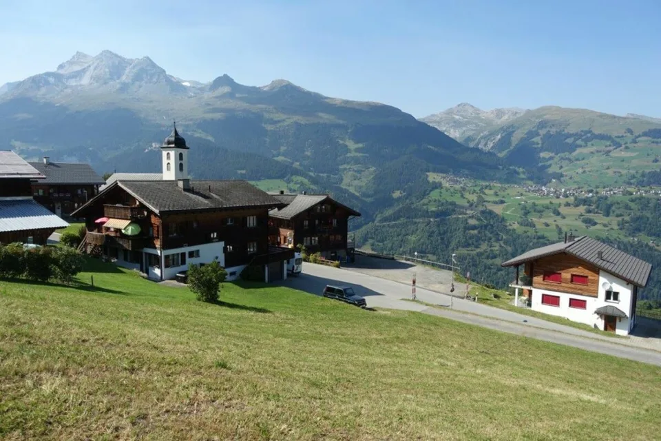 Villaggio di Maiensäss con 3 case come residenza principale