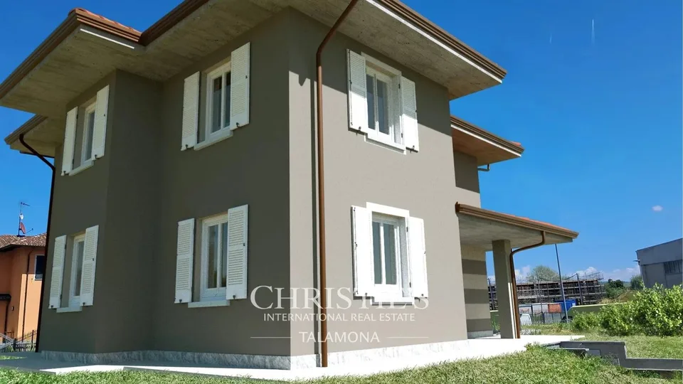 Villa unifamiliare con piscina e giardino a Nizza Monferrato