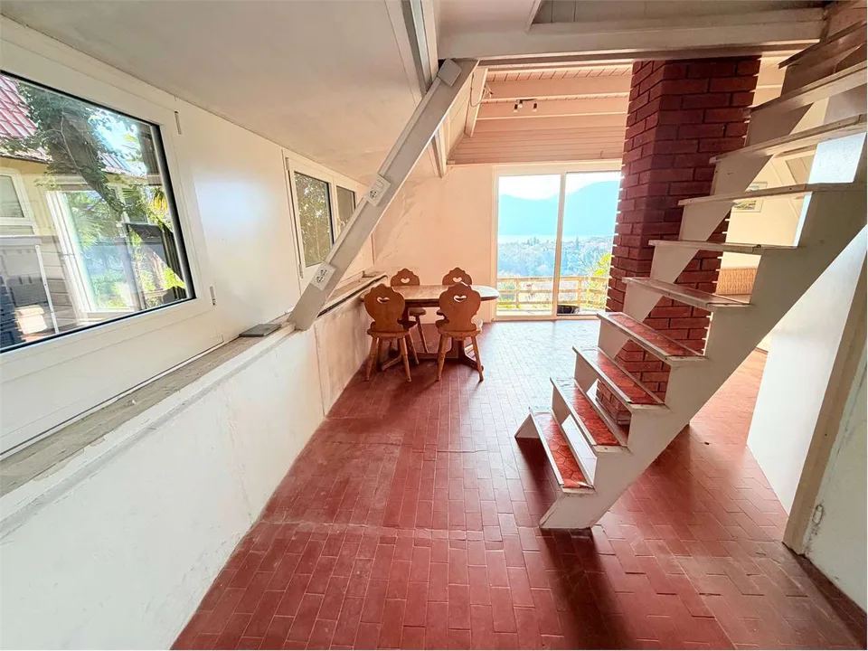 Schönes Ferienhaus mit großer Terrasse und schönem Seeblick