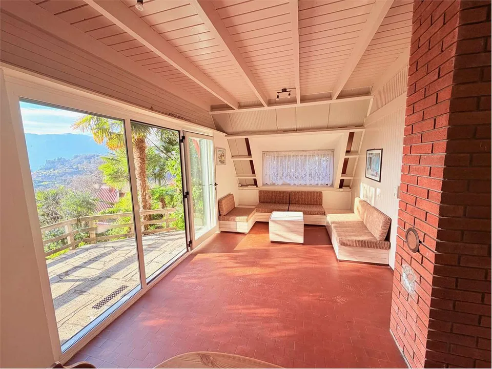 Schönes Ferienhaus mit großer Terrasse und schönem Seeblick