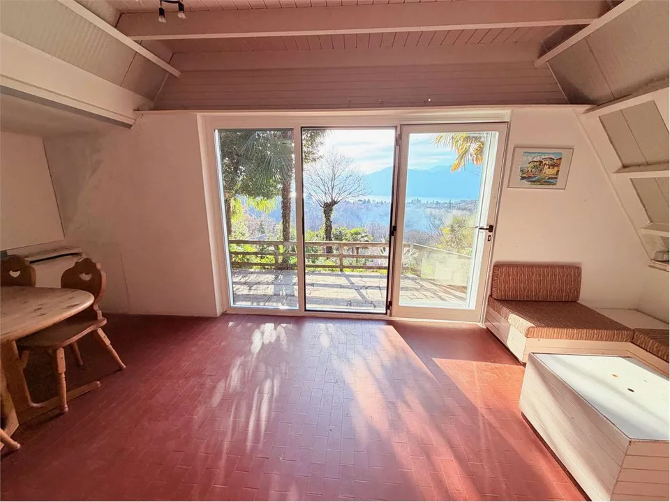 Schönes Ferienhaus mit großer Terrasse und schönem Seeblick