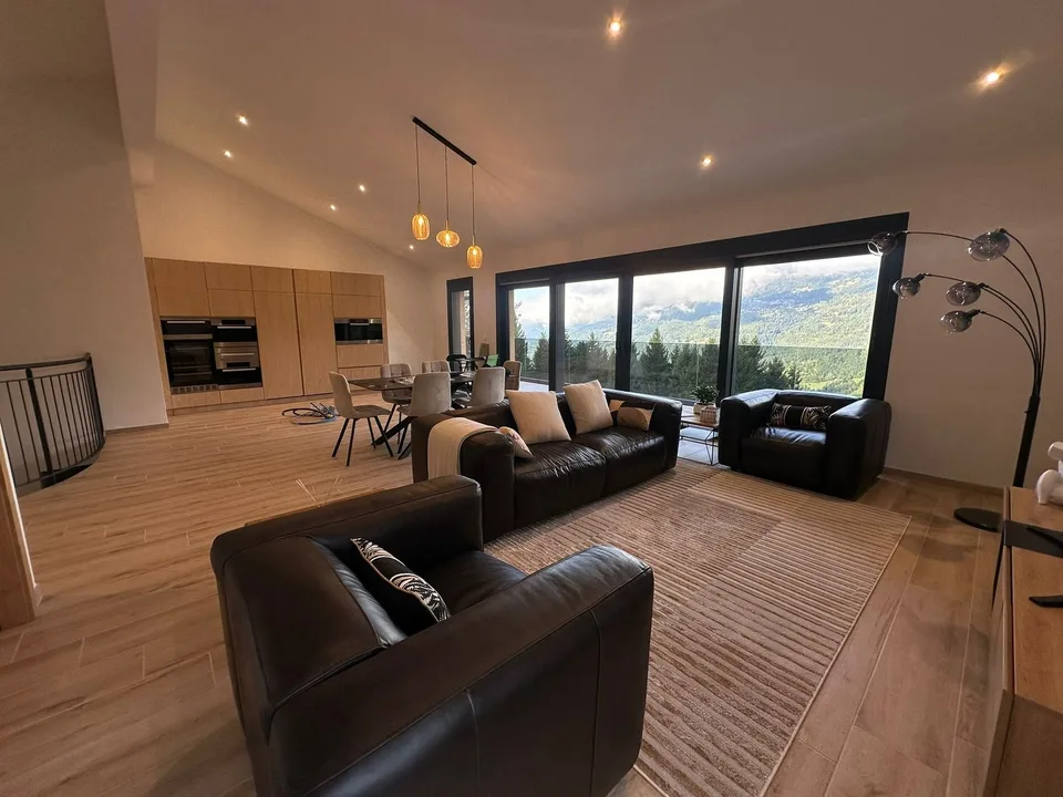 Exklusives Neubau-Chalet mit atemberaubendem Ausblick in Crans-Montana