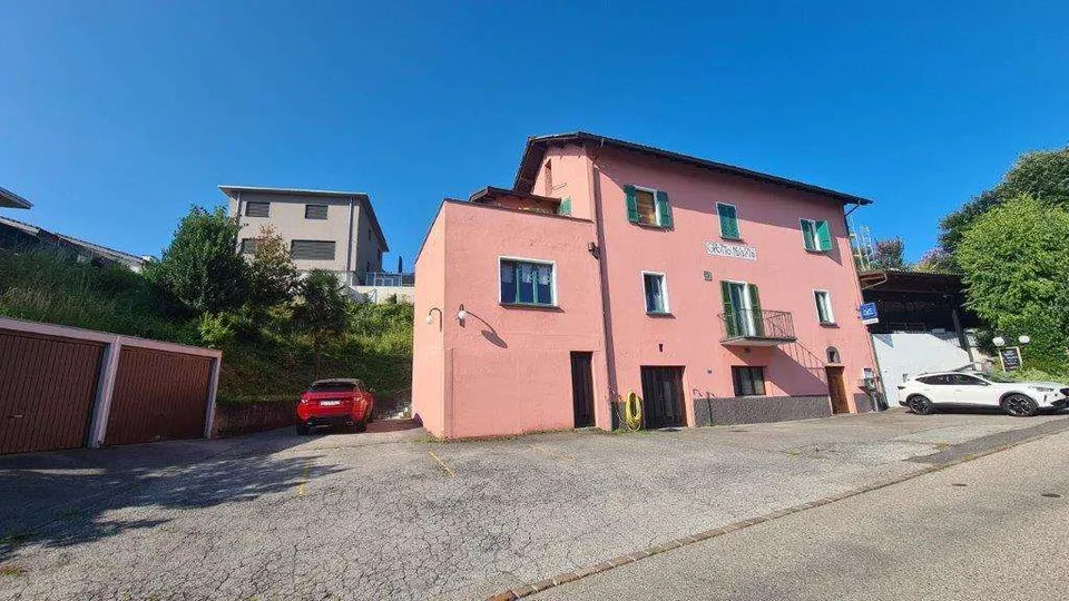 NOVAZZANO: ampio edificio con ex Ristorante, app 4.5 loc. e 30 postegg