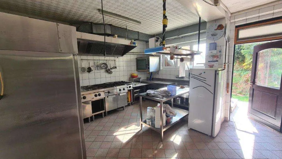 NOVAZZANO: Grand bâtiment avec ancien restaurant, 4.5 pièces et 30 places de parking – photo 9 sur 10