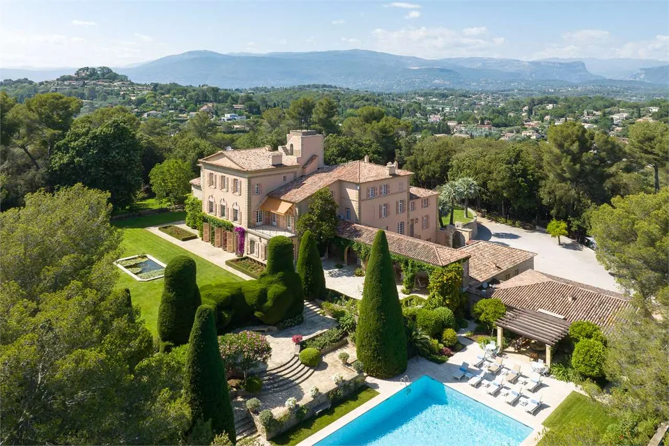 UNA PROPRIETÀ D'ECCEZIONE TRA MOUGINS E VALBONNE