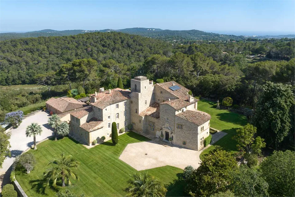 UNA PROPRIETÀ D'ECCEZIONE TRA MOUGINS E VALBONNE
