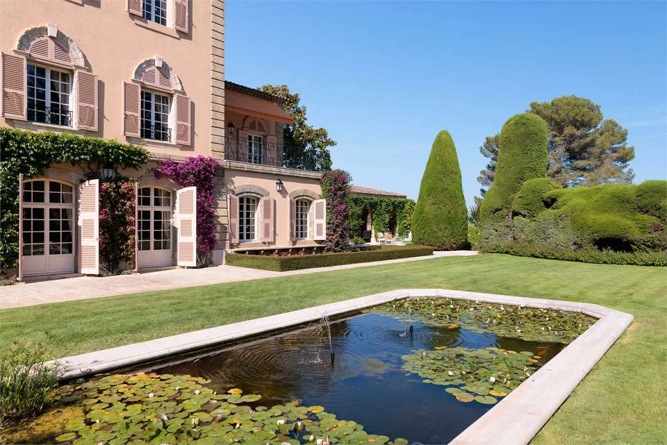 UNA PROPRIETÀ D'ECCEZIONE TRA MOUGINS E VALBONNE