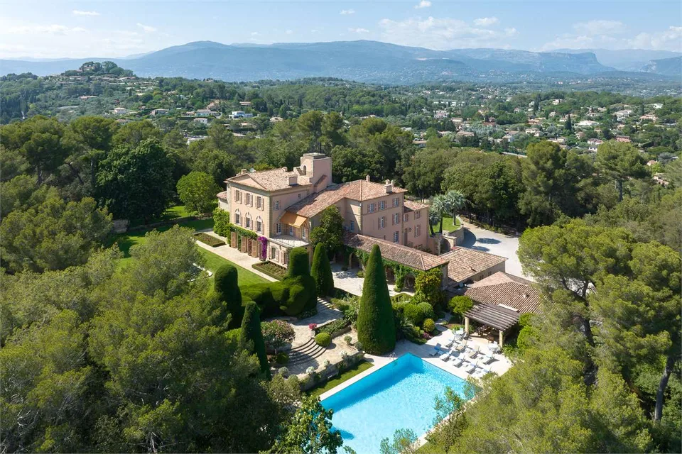 UNA PROPRIETÀ D'ECCEZIONE TRA MOUGINS E VALBONNE