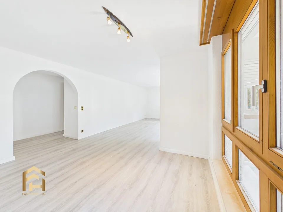 Appartamento unico 4.5 locali con studio separato e vista panoramica a Bri