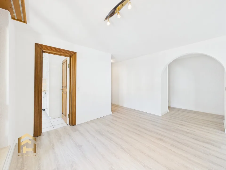 Appartamento unico 4.5 locali con studio separato e vista panoramica a Bri
