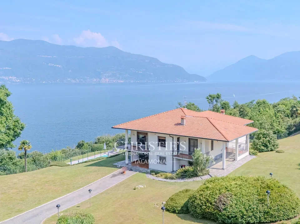 Exklusive Villa mit Pool und einzigartigem Panoramablick auf den Lago Maggiore