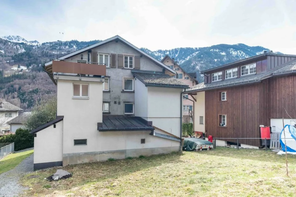 6.5-Zimmer Doppel-Einfamilienhaus in Nidfurn GL