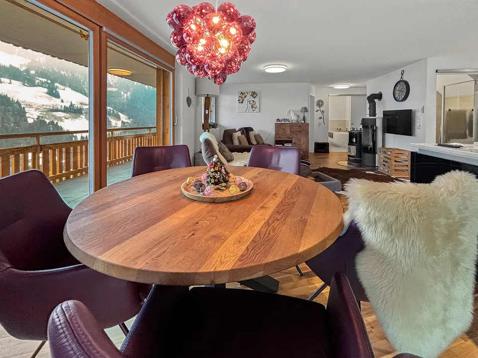 Appartement 4,5 pièces (2022) avec balcon tout autour et vue sur les montagnes à Kiental
