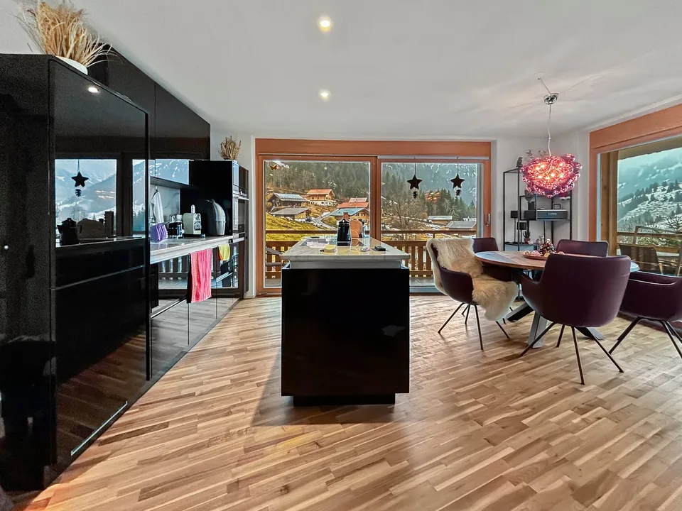 Appartement 4,5 pièces (2022) avec balcon tout autour et vue sur les montagnes à Kiental