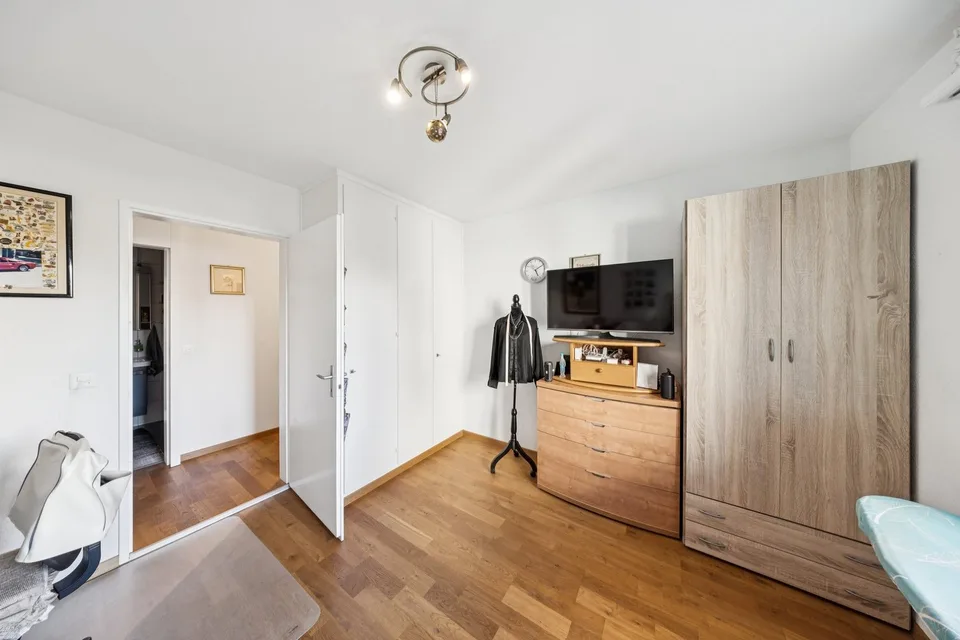 Appartamento attraente di 4 locali con balcone a sud e accesso diretto al giardino a Münchenbuchsee