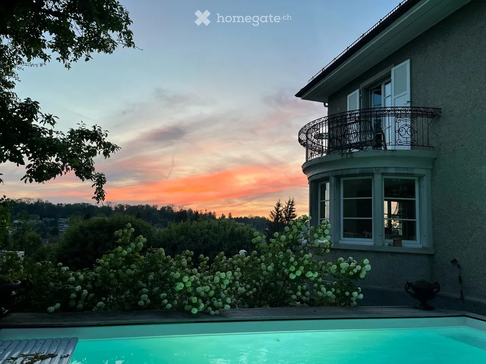 Exklusive 8.5-Zimmer-Villa mit Pool in Bottmingen an Toplage