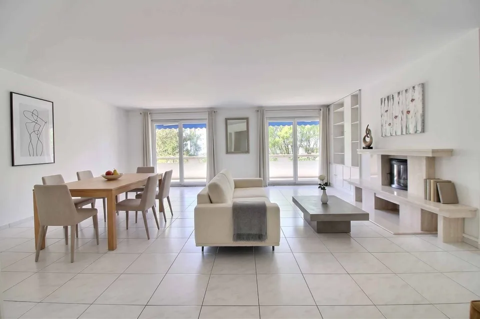 Spacieux logement traversant avec grand balcon