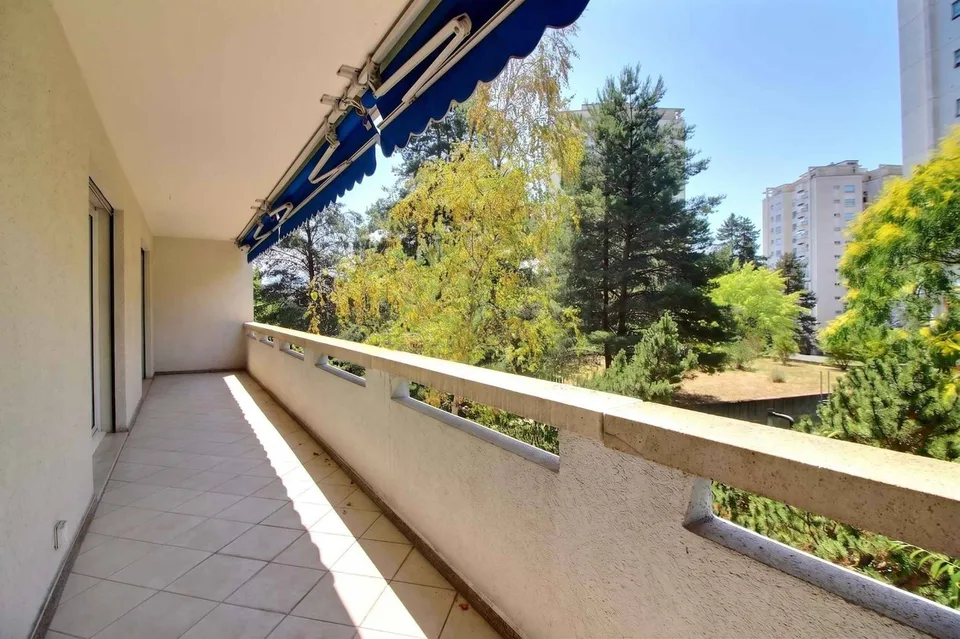 Spacieux logement traversant avec grand balcon