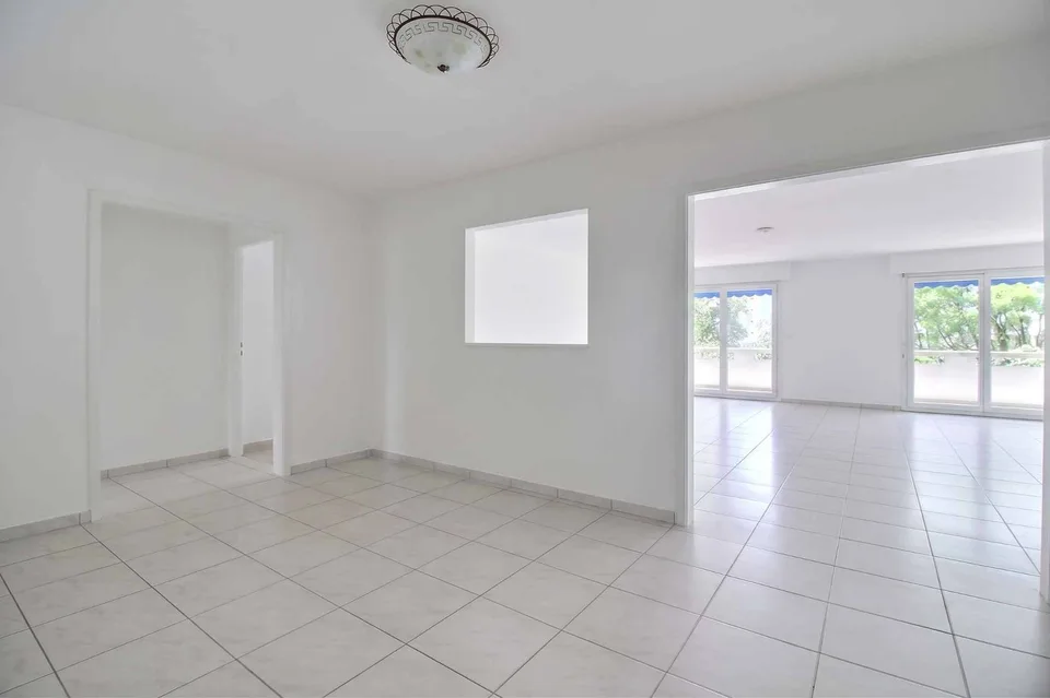 Spacieux logement traversant avec grand balcon