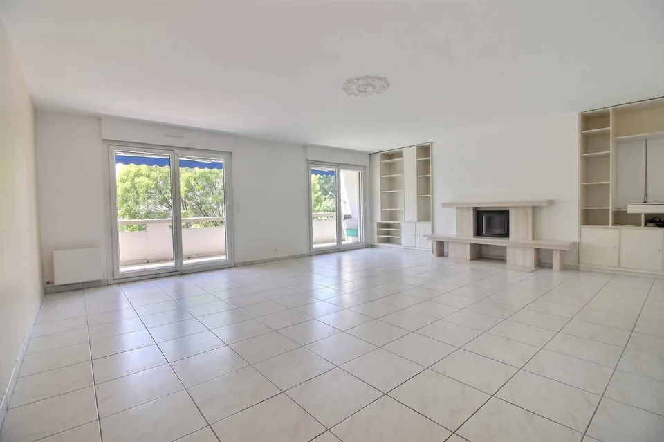 Spacieux logement traversant avec grand balcon