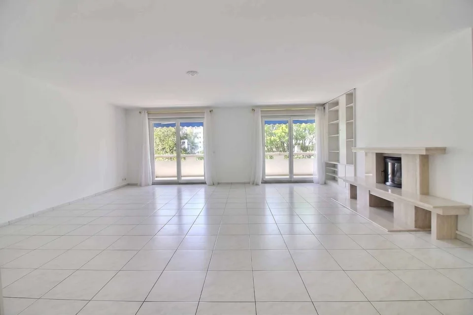 Spacieux logement traversant avec grand balcon