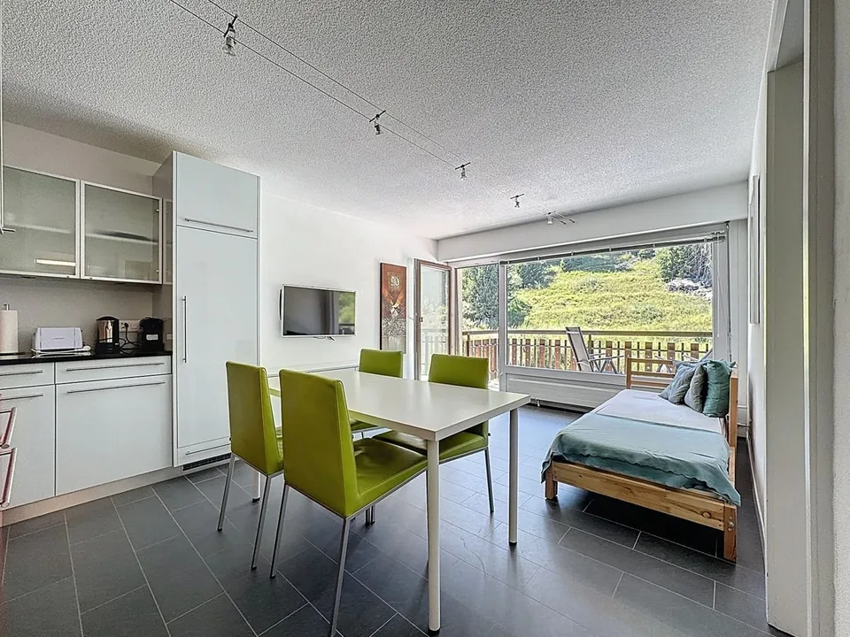Cet appartement meublé au pied des pistes vous attend. Résidence secondaire ou principale à vous de choisir