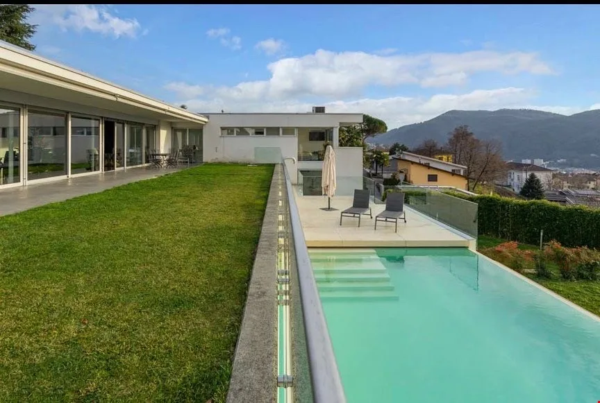 «Villa von Prestige, mit Salzwasserpool und offener Aussicht»