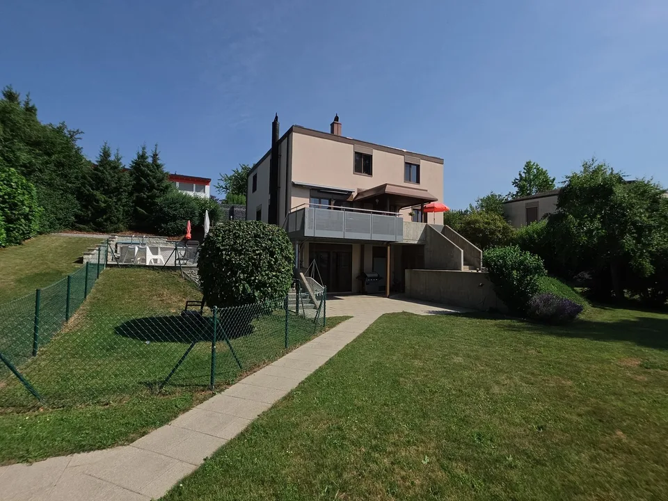 Einzelvilla mit 2 Wohnungen, komplett renoviert