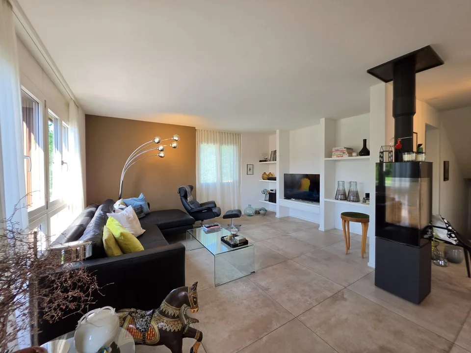 Einzelvilla mit 2 Wohnungen, komplett renoviert