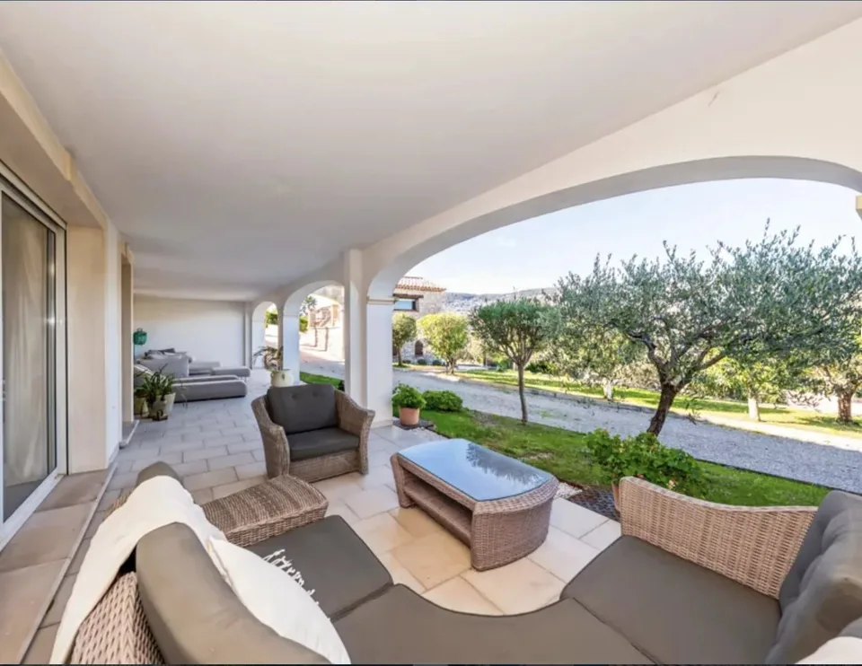 Splendida proprietà di 6 locali con piscina a Peymeinade