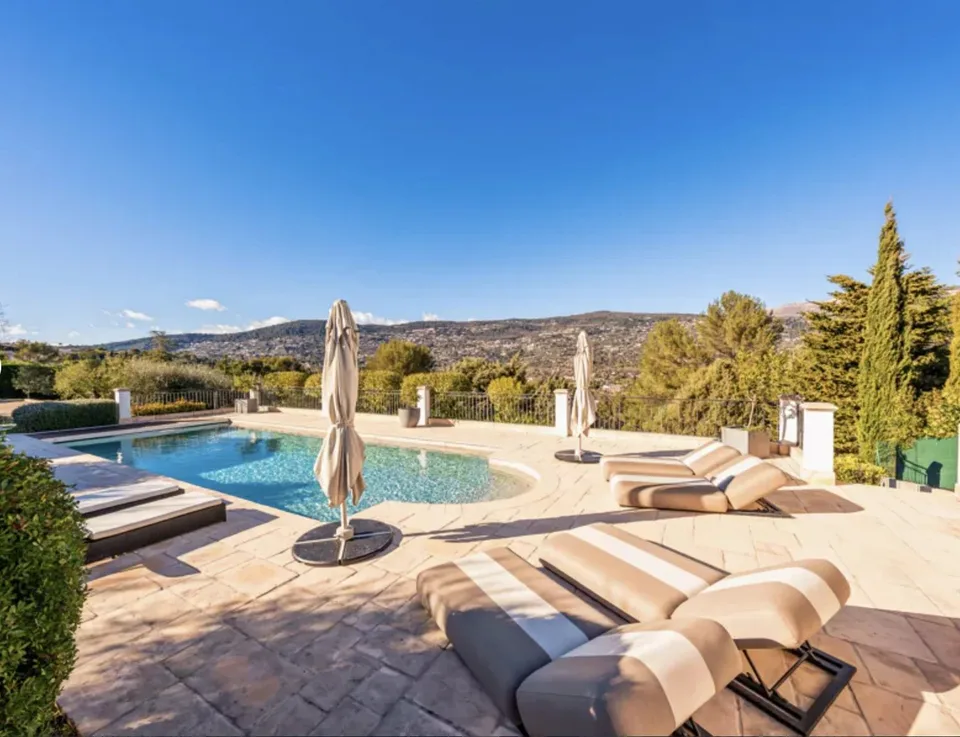 Splendida proprietà di 6 locali con piscina a Peymeinade