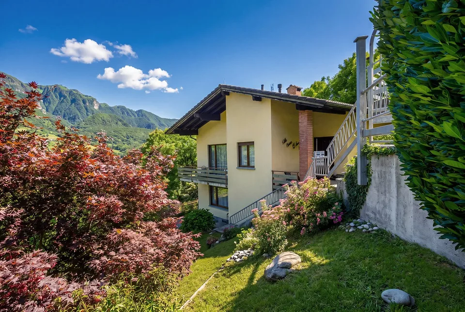 Vista aperta sul Monte Generoso e ampi spazi da valorizzare