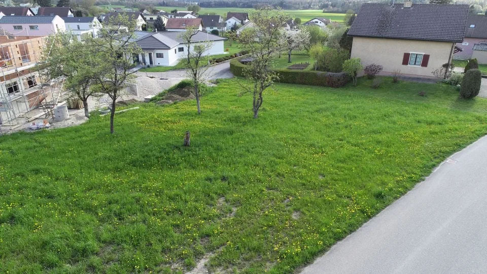Bello terreno in vendita vicino al centro del villaggio