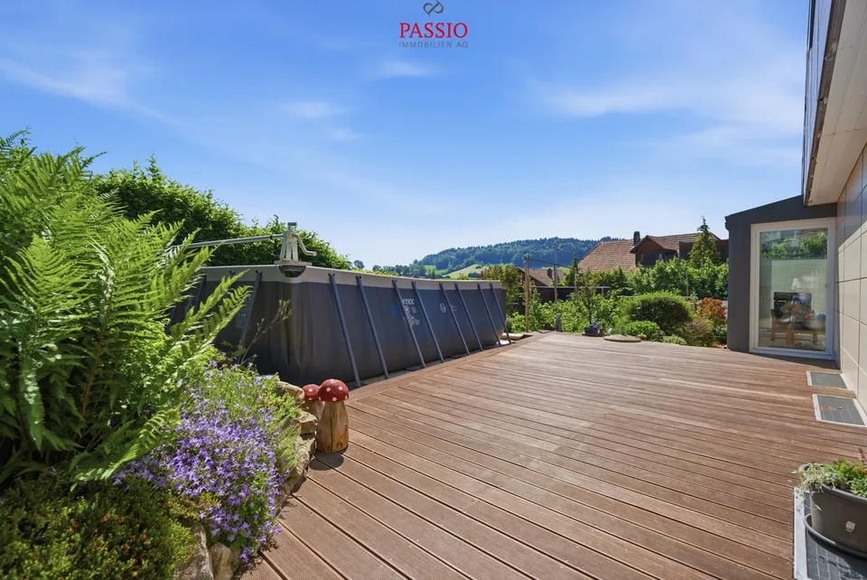 7-Zimmer 2-Familienhaus mit Studio, Gewerbefläche & Alpenblick
