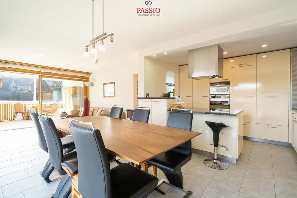 7-Zimmer 2-Familienhaus mit Studio, Gewerbefläche & Alpenblick