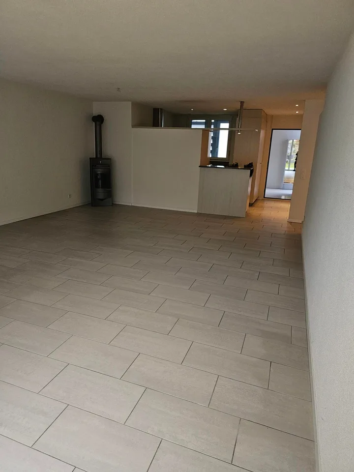 Appartement lumineux 3.5 pièces avec jardin d'hiver et espace de jardin à Gockhausen