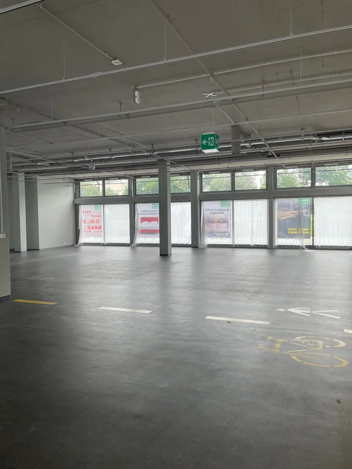 Top-Visibilität von der Zürichstrasse in Hinwil - 2'370 m²
