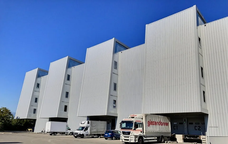 Opportunité exceptionnelle à Satigny  Surface polyvalente avec accès monte-charge