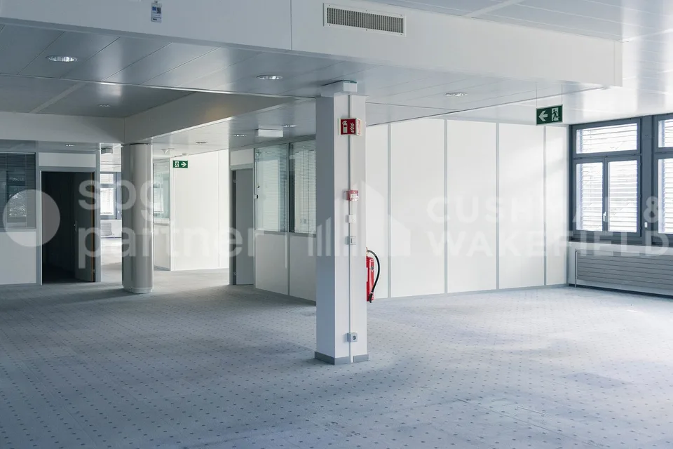 Locaux administratifs et artisanaux lumineux au coeur de la ZIMEYSA - Veyrot 11