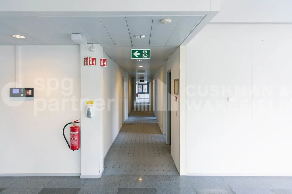 Locaux administratifs et artisanaux lumineux au coeur de la ZIMEYSA - Veyrot 11