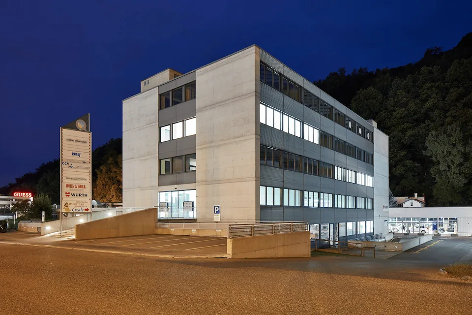 Büro/Kommerzieller Raum, Straßenfront - 137 m²