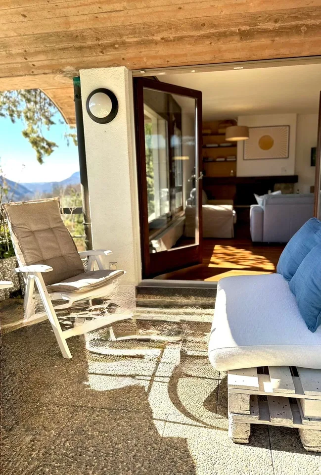 Splendido appartamento 3.5 locali con vista panoramica, giardino e piscina ad Agra