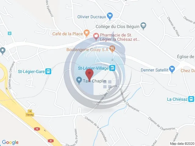 Ein Innenparkplatz mit Lademöglichkeit