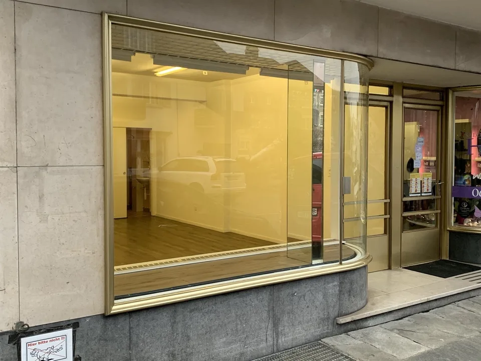 Ladenlokal mit Schaufensterfront